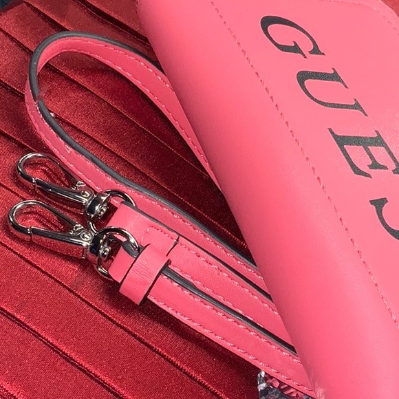 Guess crossbody wallet used only a few times - Picture 7 of 7